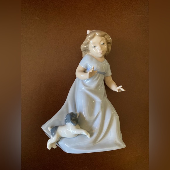 GIRL WITH PUPPY NAO BY LLADRO - Picture 2 of 7